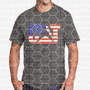 Puede incluir: Camiseta gris con un dise&ntilde;o patri&oacute;tico "CAT" en rojo, blanco y azul, que recuerda a la bandera estadounidense. La camiseta tiene mangas cortas y cuello redondo. El dise&ntilde;o est&aacute; centrado en el pecho.