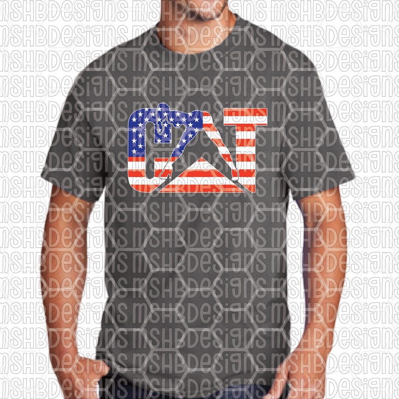 Puede incluir: Camiseta gris con un dise&ntilde;o patri&oacute;tico "CAT" en rojo, blanco y azul, que recuerda a la bandera estadounidense. La camiseta tiene mangas cortas y cuello redondo. El dise&ntilde;o est&aacute; centrado en el pecho.