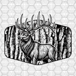 Op de afbeelding: Zwart-wit illustratie van een majestueuze eland met grote geweien, tegen een achtergrond van boomstammen in een zeshoekige lijst. Het ontwerp heeft een vintage, gegraveerde stijl, geschikt voor kleding of woondecoratie.