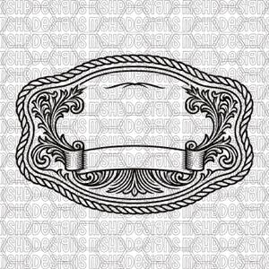 Puede incluir: Diseño de hebilla de cinturón ovalada en blanco y negro con intrincados adornos florales y un borde similar a una cuerda. El diseño incluye una pancarta para texto y está sobre un fondo estampado.