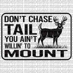 Peut inclure: Panneau noir et blanc avec le texte "DON'T CHASE TAIL YOU AIN'T WILLIN' TO MOUNT" et une silhouette de cerf. Le panneau est rectangulaire avec des coins arrondis et une bordure décorative.