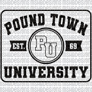 Op de afbeelding: Zwart-wit grafisch ontwerp met de tekst "POUND TOWN UNIVERSITY". Het ontwerp bevat een cirkelvormig embleem met "PU" erin, "EST." en "69" op banners.