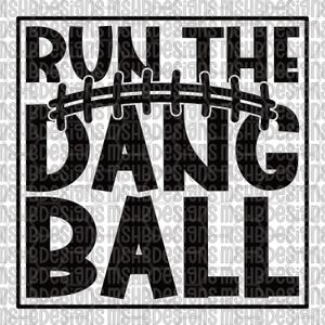 Pode incluir: Design gráfico a preto e branco com o texto "RUN THE DANG BALL" em letras maiúsculas e a negrito. Um gráfico estilizado de futebol está centrado acima da palavra "DANG". O design está dentro de uma moldura quadrada.