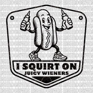 Puede incluir: Gráfico en blanco y negro de un personaje de dibujos animados de perrito caliente sosteniendo botellas de condimentos. El perrito caliente lleva zapatillas y el texto "I SQUIRT ON JUICY WIENERS" se muestra debajo del personaje dentro de un borde en forma de escudo.