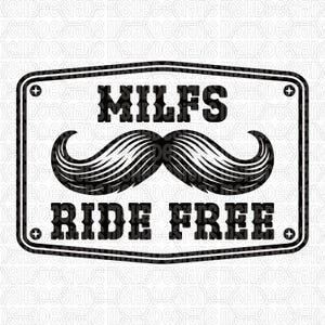 以下が含まれることがあります： 大きな口ひげのグラフィックと「RIDE FREE」という言葉の下に「MILFS」というテキストが書かれた、白黒の長方形のサイン。サインには、小さな十字型のアクセントが付いた装飾的なボーダーがあります。