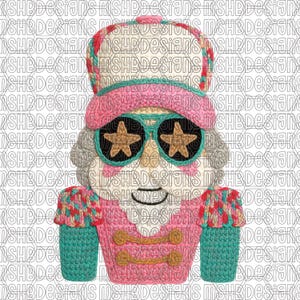 Może przedstawiać: Kapryśna, szydełkowa postać dziadka do orzechów w kolorze różowym, turkusowym i beżowym. Postać nosi okulary przeciwsłoneczne w kształcie gwiazd, kapelusz i kurtkę ze złotymi guzikami. Projekt to cyfrowa ilustracja z powtarzającym się tłem wzoru.