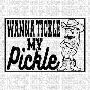 Può includere: Grafica in bianco e nero con la scritta "WANNA TICKLE MY PICKLE" all'interno di una cornice rettangolare. Un cetriolo dei cartoni animati con cappello e stivali da cowboy fa l'occhiolino con le braccia conserte.