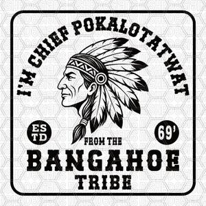 Può includere: Design grafico in bianco e nero con un capo nativo americano di profilo, con un copricapo di piume. Il testo recita "I'M CHIEF POKALOTATWAY FROM THE BANGAHOE TRIBE". Include il testo "ESTD" e "69'".