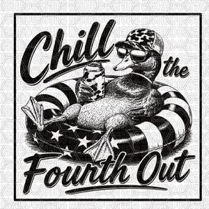 Könnte beinhalten: Schwarz-weiße Grafik einer Ente mit Sonnenbrille und Hut, die sich in einem patriotischen Schwimmreifen entspannt und eine Dose hält. Der Text lautet "Chill the Fourth Out".