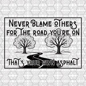 Könnte beinhalten: Schwarz-weiß Grafik mit dem Text "NEVER BLAME OTHERS FOR THE ROAD YOU'RE ON. THAT'S YOUR OWN ASPHALT." Das Design beinhaltet zwei Bäume und eine kurvenreiche Straße.