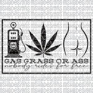 以下が含まれることがあります： ガソリンスタンド、大麻の葉、様式化された背面図を特徴とする白黒のグラフィックデザイン。テキストは、長方形のフレーム内で「GAS GRASS OR ASS nobody rides for free」と書かれています。