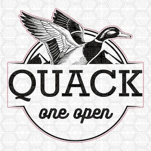 Puede incluir: Gráfico en blanco y negro de un pato en vuelo, con las alas extendidas, sobre la palabra "QUACK" en letras negritas. Debajo, las palabras "one open" están escritas en cursiva, todo dentro de un marco circular.