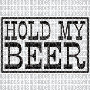 Peut inclure: Graphisme noir et blanc avec le texte "HOLD MY BEER" dans un rectangle noir. Le fond présente un motif répété du texte "MSHBDesigns".