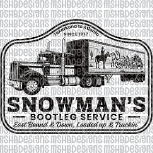 Puede incluir: Gráfico en blanco y negro de un camión con remolque que presenta a un vaquero a caballo, una diligencia y caballos. El texto dice "SNOWMAN'S BOOTLEG SERVICE" y "Texarkana to Atlanta SINCE 1977".
