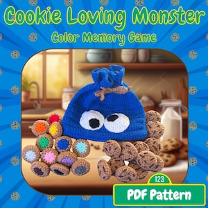 Op de afbeelding: Een blauwe gehaakte tas met witte en zwarte ogen, die lijkt op een koekjesmonster, omringd door gehaakte koekjes in verschillende kleuren en bruine koekjes. De tekst "Cookie Loving Monster Color Memory Game" en "PDF Pattern" worden weergegeven.