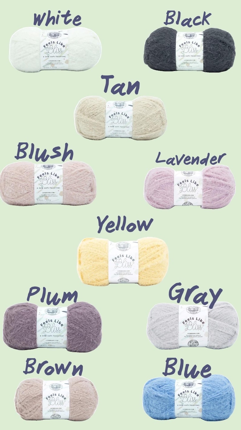 Op de afbeelding: Een verzameling garen in diverse kleuren: wit, zwart, bruin, roze, lavendel, geel, pruim, grijs, bruin en blauw. Elk garen heeft een label met "Feels Like Bliss".
