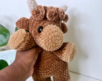 Gewogen hooglandkoe pluche, handgemaakte bruine koe amigurumi, zwaar pluizig koespeelgoed, rustiek boerderijdecor, zintuiglijke koe cadeau
