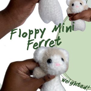 Op de afbeelding: Een wit en beige gehaakt fret speelgoed met zwarte ogen en een roze neus. De tekst "Floppy Mini Ferret" wordt in het groen weergegeven. Extra tekst luidt "Fidget toy Stress relief" en "Weighted!"