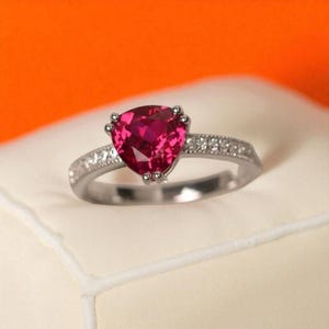 Anillo de compromiso con rubí talla trillón y banda de diamantes pavé en oro blanco, amarillo o plata de 14k. Joyería clásica y sencilla para aniversario de rubíes para mujer.