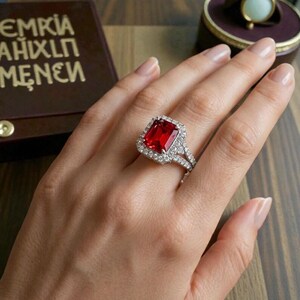 Smaragdschliff Rubin Diamant Halo Ring in 585er Weißgold, Rubin Verlobungsring, Vintage Rubin Cocktailring Jahrestag oder Braut Hochzeitsschmuck