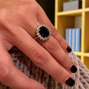 Anillo de zafiro azul estilo Princesa Diana, anillo de halo ovalado con diamantes, oro blanco macizo de 14 quilates, anillo de compromiso vintage, joyería de inspiración real.