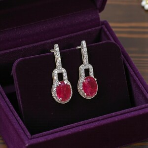 Orecchini pendenti ovali con rubino e alone di diamanti, pendenti in oro 14 carati o argento con pavé di diamanti e gemma rossa, gioielli da sposa classici di alta qualità.