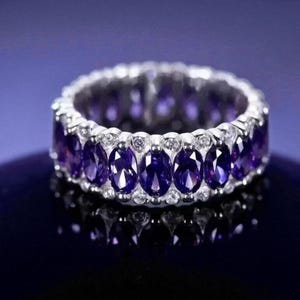 Anello eternity con tanzanite, tanzanite taglio ovale e diamanti, oro bianco 14 carati, fede nuziale, gioiello di lusso con gemma blu.