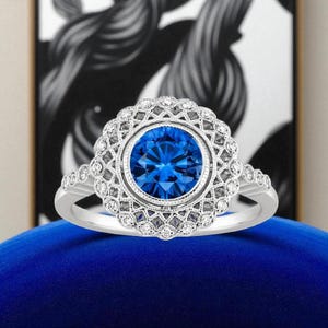 Anello con alone di zaffiro blu vintage taglio rotondo, anello di fidanzamento in filigrana in oro bianco 14 carati, anello in stile antico con diamanti, anello per anniversario