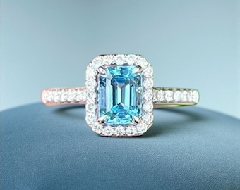 Bague de fiançailles de luxe en or 14 ou 18 carats ou en argent, sertie d'une aigue-marine taille émeraude et d'un halo de diamants. Style Art déco. Bijou pavé de diamants.