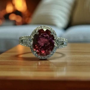 Anillo de compromiso ovalado con halo de rubí, anillo de rubí y diamantes con brazo dividido en oro de 14 quilates o plata, anillo de boda nupcial llamativo, regalo de joyería fina para ella.