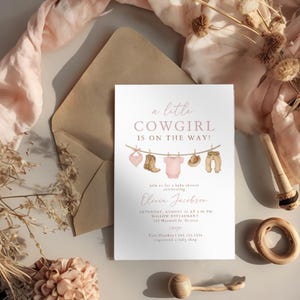 petite invitation de baby shower de cow-girl | Invitation de fête de naissance rose de <br> Vous avez des idées ? Modèle imprimable modifiable | Thème champêtre rustique