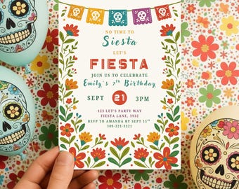 Puede incluir: Una colorida invitación para una fiesta de cumpleaños con temática de fiesta. La invitación presenta el texto "No Time to Siesta, Let's Fiesta" con decoraciones florales y de calaveras. También se incluye la fecha y la hora.