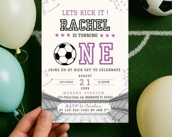 Plantilla editable de invitación de cumpleaños de fútbol, invitación de fútbol, invitación de fútbol femenino, descarga instantánea, Canva. Invitación de fútbol rosa "Let's Kick it"