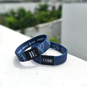 Pulseira de afirmação com mensagem Love Over Fear, pacote com 2