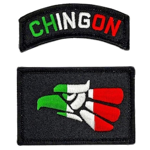 Puede incluir: Dos parches bordados sobre fondo negro. El parche superior arqueado presenta el texto CHINGON en hilo verde, blanco y rojo. El parche rectangular inferior muestra un gráfico de cabeza de águila estilizada en colores verde, blanco y rojo.