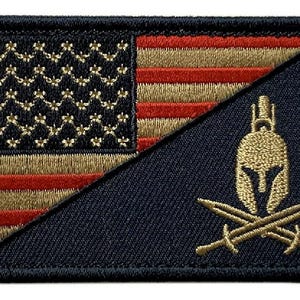 Könnte beinhalten: Ein rechteckiger, bestickter Aufnäher mit geteiltem Design. Die linke Seite zeigt eine stilisierte amerikanische Flagge mit goldenen Sternen sowie roten und goldenen Streifen. Die rechte Seite ist ein schwarzes Feld mit goldenem Helm.