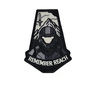 Peut inclure: Écusson brodé noir et gris représentant une figure casquée, des montagnes et une épée. Le texte "REMEMBER REACH" est affiché en lettres blanches sur une bannière noire. L'écusson est de forme rectangulaire avec un sommet pointu.