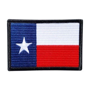 Pode incluir: Um emblema retangular bordado com o design da bandeira do estado do Texas. O emblema tem uma faixa vertical azul à esquerda com uma estrela branca de cinco pontas, seguida por faixas horizontais branca e vermelha à direita, tudo contornado em preto.