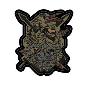 Op de afbeelding: Een patch met een groep soldaten in gevechtsuitrusting, met wapens en vliegtuigen op de achtergrond. De patch heeft een zwarte rand en een kleurenschema van beige en olijfgroen.