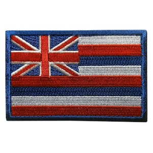 Puede incluir: Un parche rectangular bordado que muestra la bandera de Hawái. El diseño incluye una Union Jack azul, blanca y roja en la esquina superior izquierda, con ocho franjas horizontales de colores blanco, rojo y azul alternados en el resto del campo.