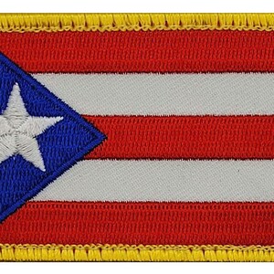 Könnte beinhalten: Ein rechteckiger, bestickter Aufnäher mit der Flagge von Puerto Rico, bestehend aus einem blauen Dreieck auf der linken Seite mit einem weißen fünfzackigen Stern sowie abwechselnden roten und weißen horizontalen Streifen, umrandet von einem gelben Rand.