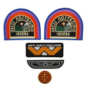 Puede incluir: Un conjunto de cinco parches bordados que incluye dos parches semicirculares USCSS Nostromo 180286 con bordes de arcoíris, un parche rectangular Weyland-Yutani Corp con un logo W naranja, un parche curvo en blanco y negro y un pequeño círculo rojo.