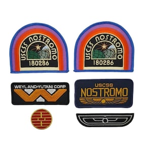 Può includere: Una collezione di sei toppe ricamate che include due disegni semicircolari con il testo USCSS NOSTROMO 180286, una toppa rettangolare WEYL AND YUTANI CORP, una toppa rettangolare USCSS NOSTROMO, una piccola toppa circolare rossa e un emblema alato nero.