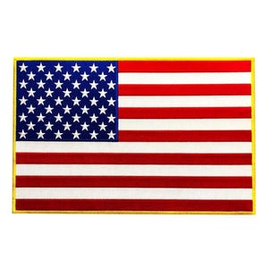 Puede incluir: Un parche rectangular bordado con el diseño de la bandera de los Estados Unidos. El parche presenta un cantón azul con estrellas blancas y franjas horizontales rojas y blancas alternas, todo bordeado por un fino borde amarillo sobre fondo blanco.