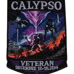 Puede incluir: Un parche bordado rectangular con una escena de ciencia ficción que muestra un paisaje oscuro, lava naranja y rayos de energía púrpuras. El texto CALYPSO aparece arriba y VETERAN DECEMBER 12-16, 2184 abajo, sobre un fondo negro.