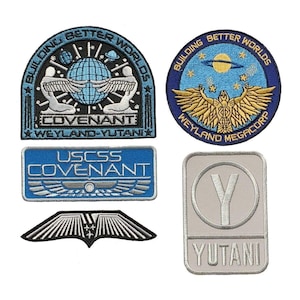 Op de afbeelding: Een verzameling van vijf geborduurde patches met sci-fi thema's. Bevat een zwarte boogvormige patch met een wereldbol, een blauwe ronde patch met een gouden adelaar, een blauwe rechthoekige USCSS COVENANT patch, een zwarte vleugel en een grijze YUTANI patch.