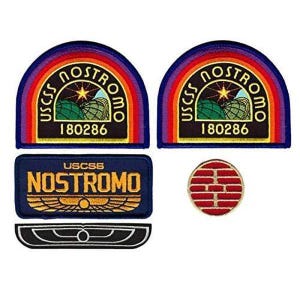 Puede incluir: Un conjunto de cinco parches bordados que incluye dos diseños semicirculares con borde de arcoíris, el texto USCSS NOSTROMO 180286, un parche rectangular con USCSS NOSTROMO y un emblema alado, y un pequeño parche circular con patrón de ladrillo rojo.