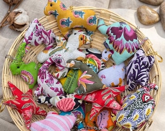 Portachiavi artigianale personalizzato, ciondolo a forma di peluche in morbido cotone, accessorio con stampa tradizionale, ciondolo per borsa fatto a mano