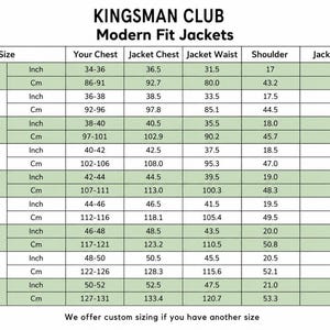 Może przedstawiać: Tabela rozmiar&oacute;w Kingsman Club Modern Fit Jackets z kolumnami dla klatki piersiowej, talii, ramion i długości kurtki w calach i centymetrach dla rozmiar&oacute;w od 34 XS do 50 5XL, wraz z informacją o możliwości wykonania rozmiaru na zam&oacute;wienie.