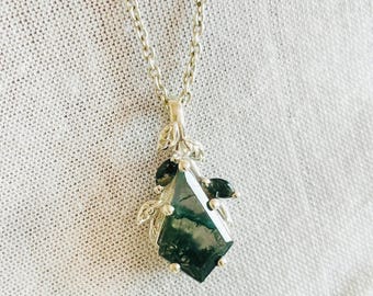 Kite Green Moss Agate Necklace: 14k Gold Solitaire Pendant